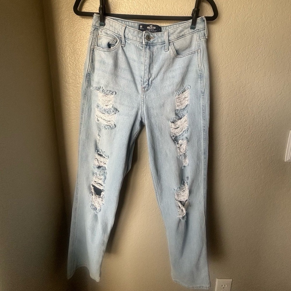 Hollister Distressed Women's Light Wash Ultra High Rise Mom Jean 9R / W29X27‎